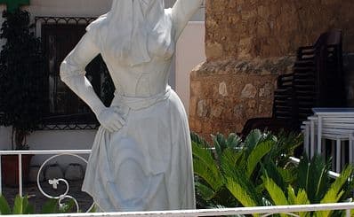 Statues to Mojaqueras