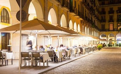 Nightlife at Plaça de la Independència
