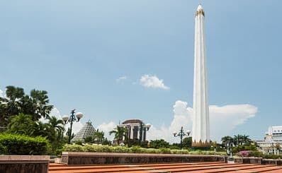 Tugu Pahlawan (Heroes Monument)